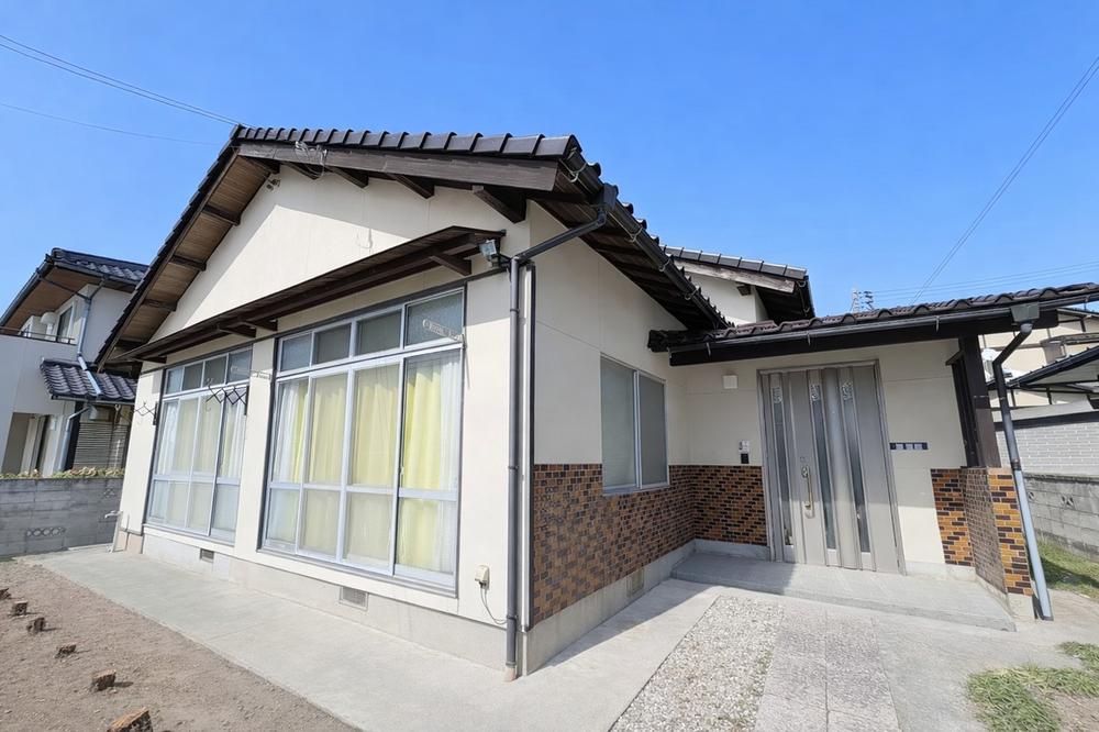 Spacious Single-Story Home with Garden and Storage in Yomicho, Yonago, Tottori