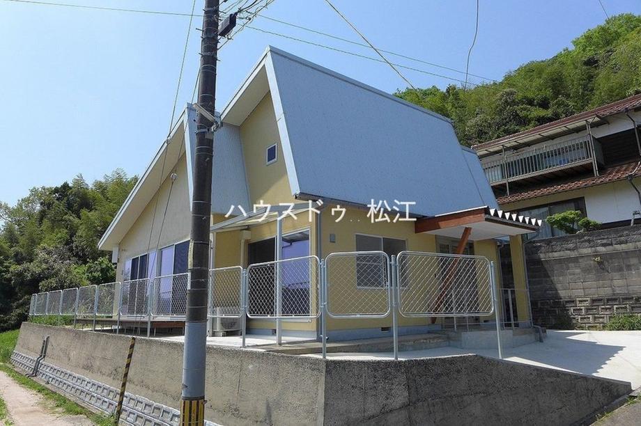 Renovated 2LDK+S Wooden Bungalow with Mountain Views in Quiet Koshigen, Matsue, Shimane