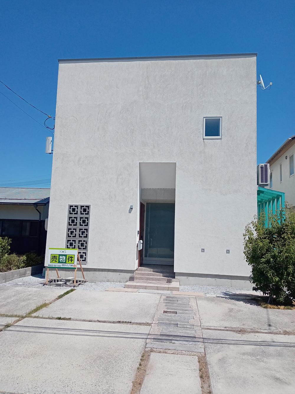 Fully Renovated 2LDK+2S Home with Island Kitchen in Yonago, Yonago