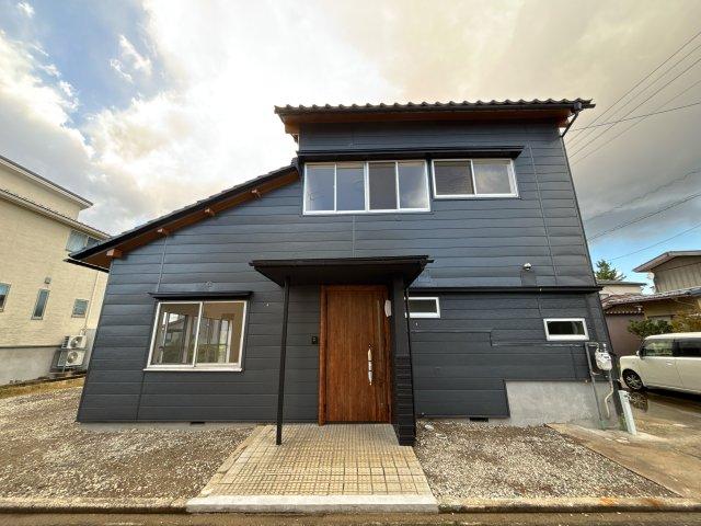 Corner 3LDK with Triple Parking and Updated Kitchen in Toyama, Toyama