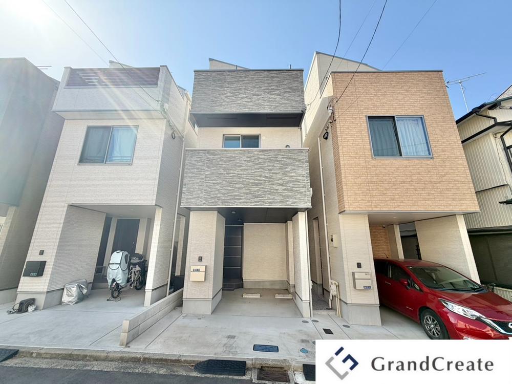 Modern 2LDK House with Built-In Garage in Quiet Kohoku-ku, Yokohama, Kanagawa