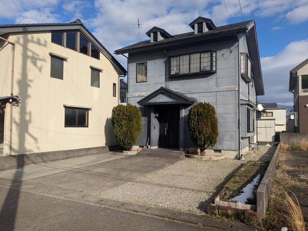 Partially Renovated 2LDK Wooden House near Nakakazumi Station, Toyama