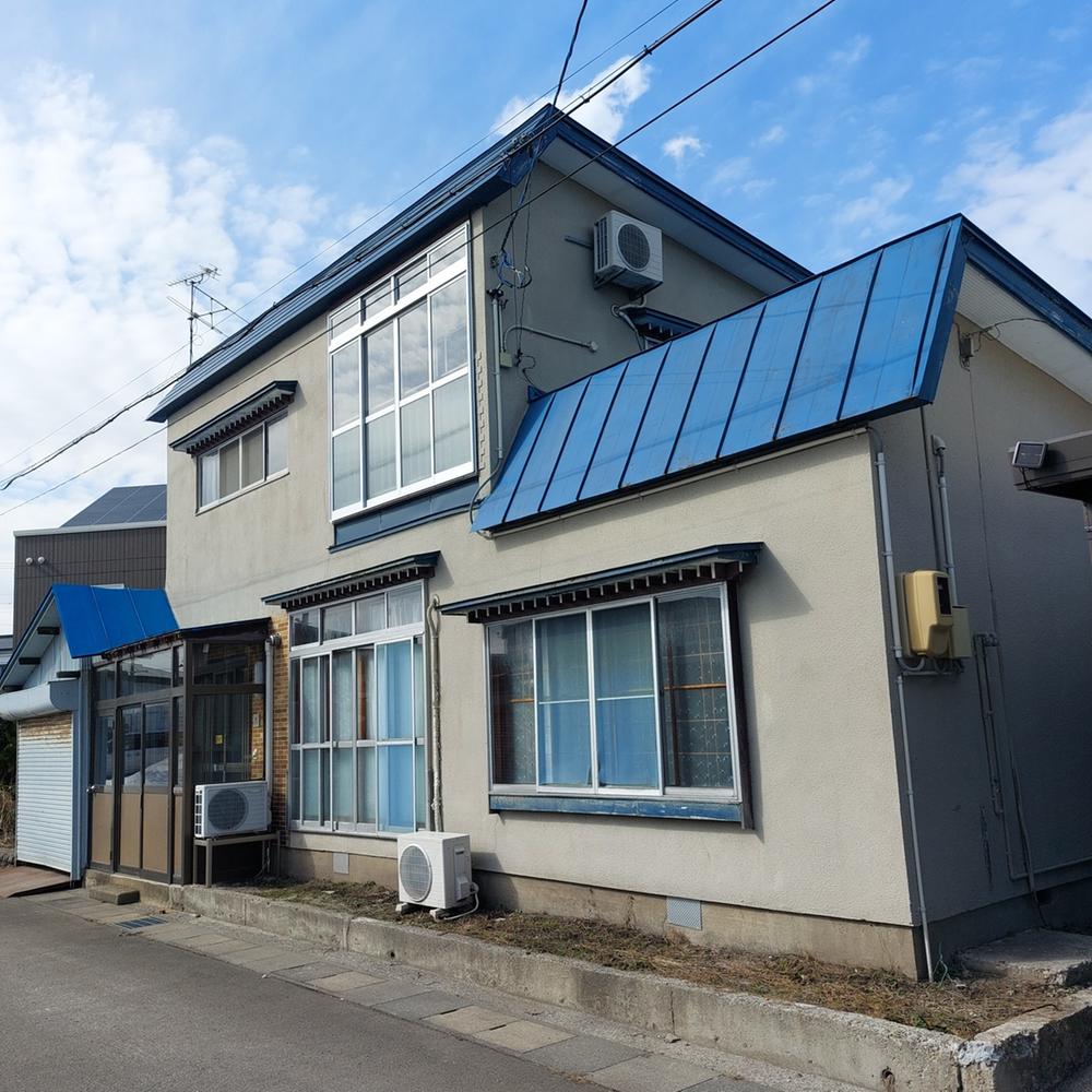 South-Facing 4LDK Wooden Home with Garage in Myoken, Aomori, Aomori