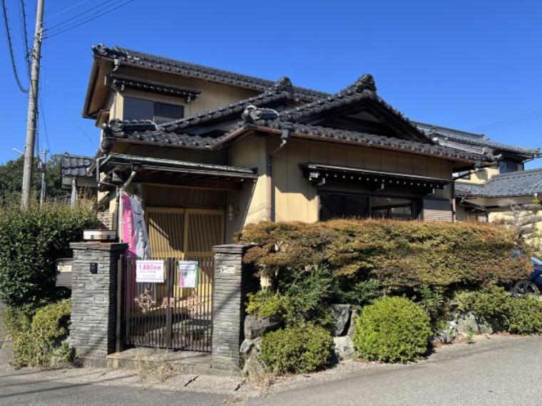 Two Spacious Homes with Garden Potential in Awara, Awara, Fukui
