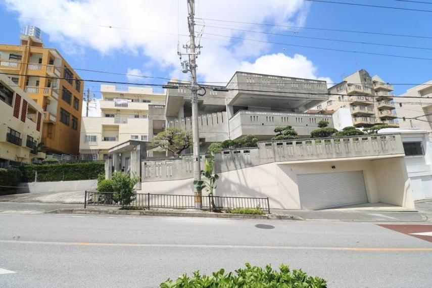 Expansive 8LDK Concrete Home with Rooftop Views and Parking for 9, Urasoe, Okinawa