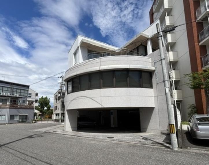 Versatile 3-Story RC Home with Separate Commercial Space in Kochi, Kochi